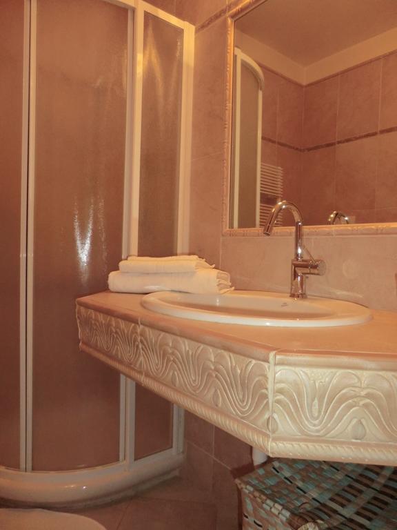 Doctor House Desenzano Apartment Desenzano del Garda Ngoại thất bức ảnh
